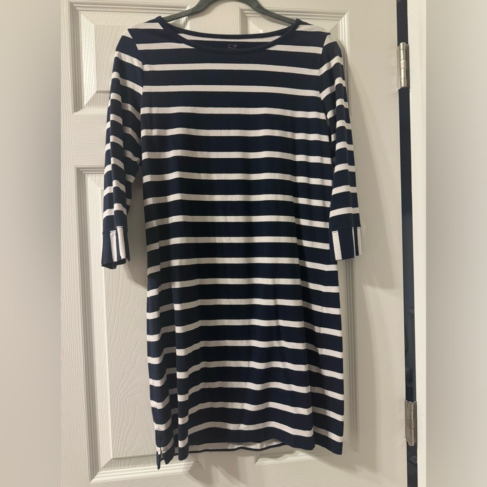 Vineyard Vines dress with quarter length sleeves in great condition.